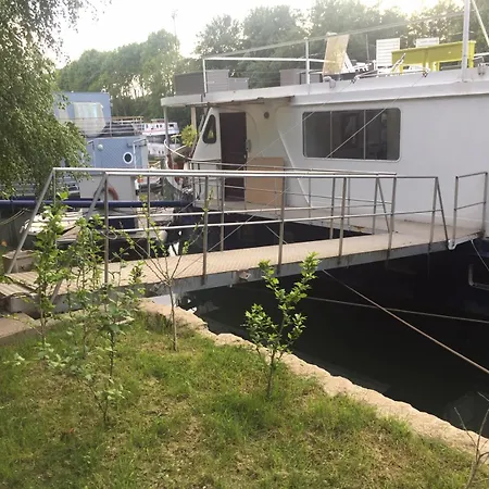Charming On House Boat ヌイイ＝シュル＝セーヌ